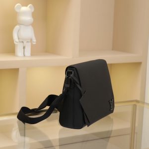 Alternative view of 【Top-Tier Authentic Replica Chip Version】🔥M57080 Black Full-Steel Hardware AEROGRAM Messenger Bag The AEROGRAM Messenger Bag champions minimalist design for maximum style. Luxurious calf leather combines with subtle signature touches, accommodating phones, tablets, or documents. A zippered back pocket secures valuables. Dimensions: 30.5x24x10cm